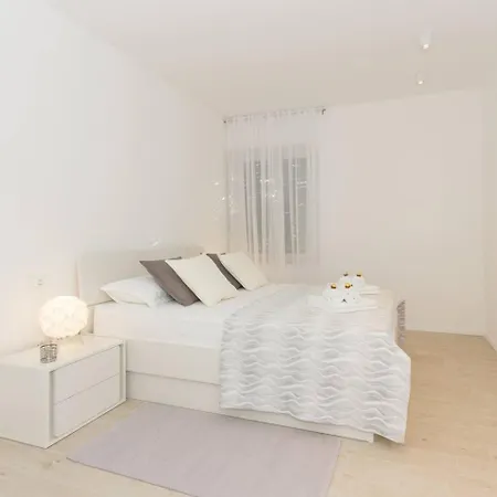 New Near 123 Apartment Split